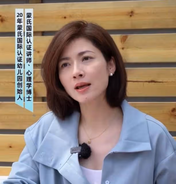 知名主持人吉雪萍現身,轉行做教育成女強人,47歲皮膚緊緻保養好