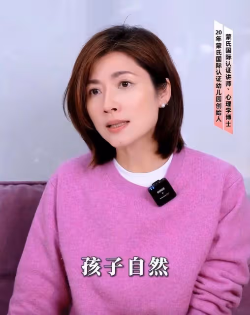 知名主持人吉雪萍現身，轉行做教育成女強人，47歲皮膚緊緻保養好