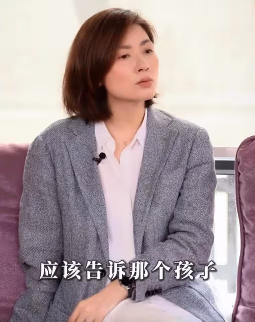 知名主持人吉雪萍現身，轉行做教育成女強人，47歲皮膚緊緻保養好