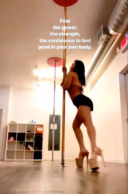 鍾麗緹大女兒穿衣暴露大跳鋼管舞,身材臃腫尺度太大,放飛自我了
