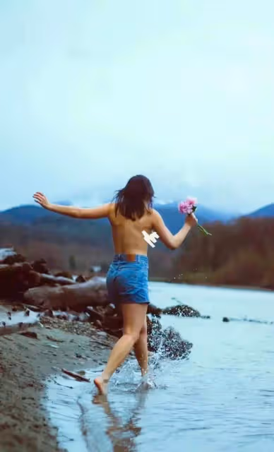 鍾麗緹大女兒穿衣暴露大跳鋼管舞,身材臃腫尺度太大,放飛自我了