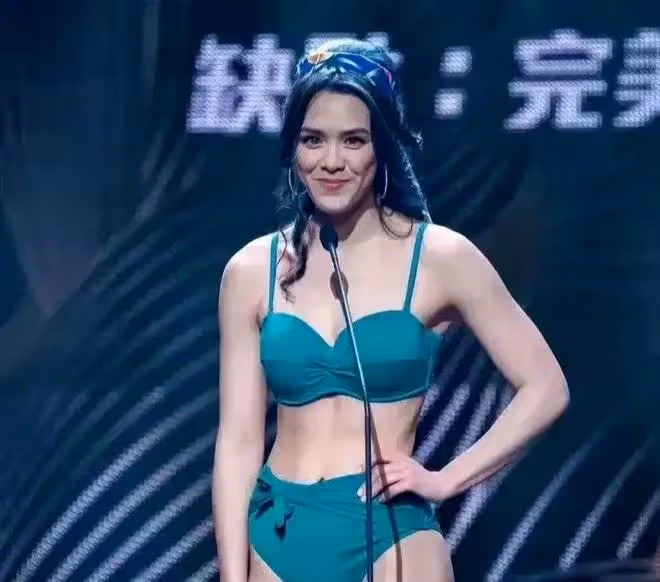鍾麗緹大女兒穿衣暴露大跳鋼管舞,身材臃腫尺度太大,放飛自我了