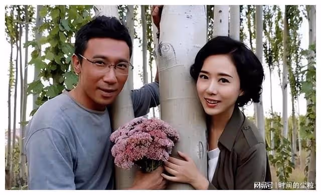 最美「嫦娥」顏丹晨曬全家福,老公是他!真空穿西裝荷爾蒙爆棚
