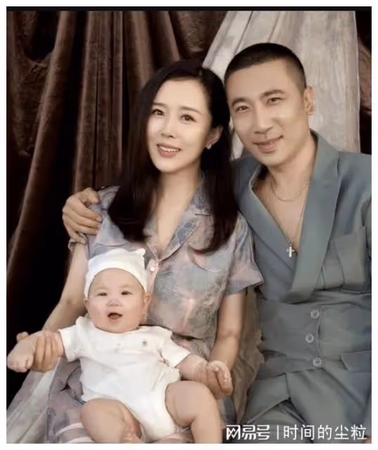 最美「嫦娥」顏丹晨曬全家福,老公是他!真空穿西裝荷爾蒙爆棚