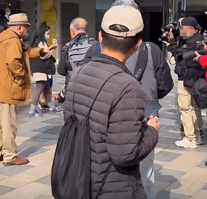 王剛移民風波後首露面!街頭閒逛被認出攔著拍照,無奈配合對方