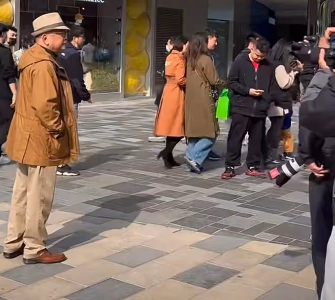 王剛移民風波後首露面!街頭閒逛被認出攔著拍照,無奈配合對方