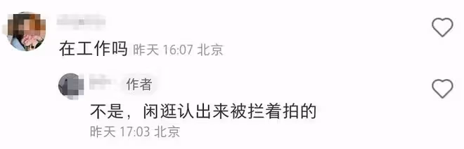 王剛移民風波後首露面!街頭閒逛被認出攔著拍照,無奈配合對方