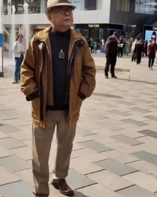 王剛移民風波後首露面!街頭閒逛被認出攔著拍照,無奈配合對方