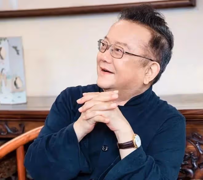 王剛移民風波後首露面!街頭閒逛被認出攔著拍照,無奈配合對方