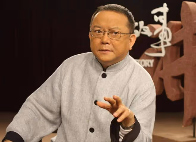 王剛移民風波後首露面!街頭閒逛被認出攔著拍照,無奈配合對方