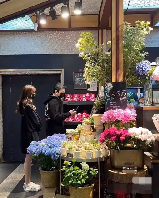 王思聰深夜與女子穿情侶裝,為其買花獻殷勤,女方疑似虞書欣
