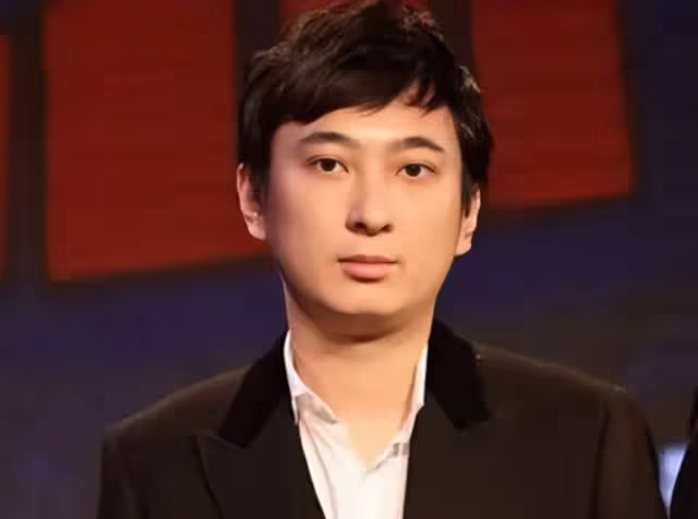 王思聰深夜與女子穿情侶裝,為其買花獻殷勤,女方疑似虞書欣