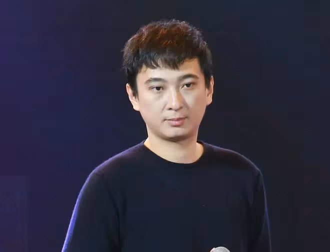 王思聰深夜與女子穿情侶裝,為其買花獻殷勤,女方疑似虞書欣