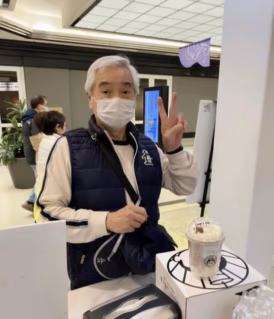 77歲知名港星近況曝光!加拿大買酸奶被偶遇,自曝無退圈打算