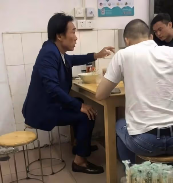 香港知名男星人財兩空，遭妻子婚內出軌背叛，身材消瘦疑患抑鬱症