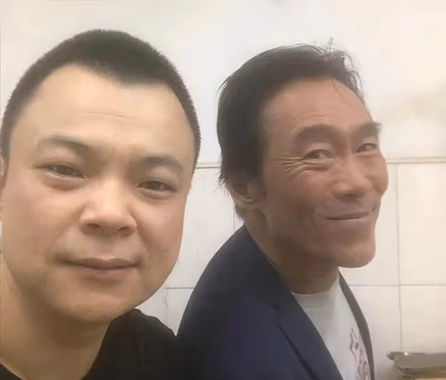 香港知名男星人財兩空，遭妻子婚內出軌背叛，身材消瘦疑患抑鬱症