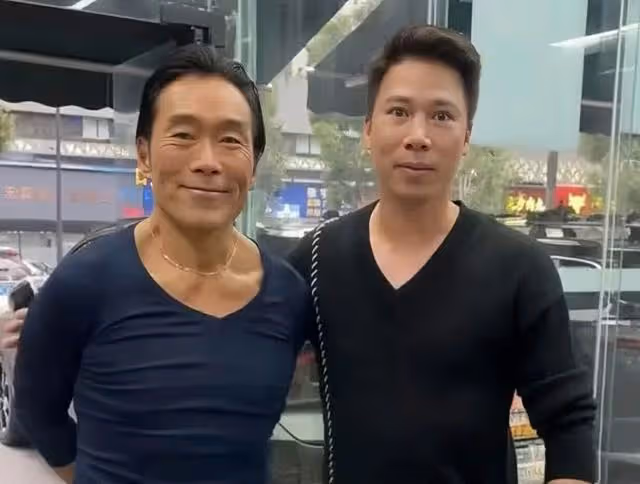 香港知名男星人財兩空，遭妻子婚內出軌背叛，身材消瘦疑患抑鬱症