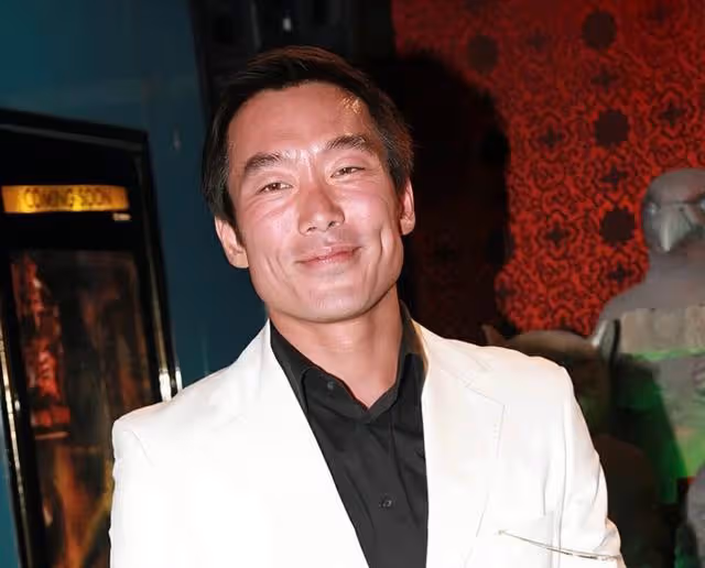 香港知名男星人財兩空，遭妻子婚內出軌背叛，身材消瘦疑患抑鬱症