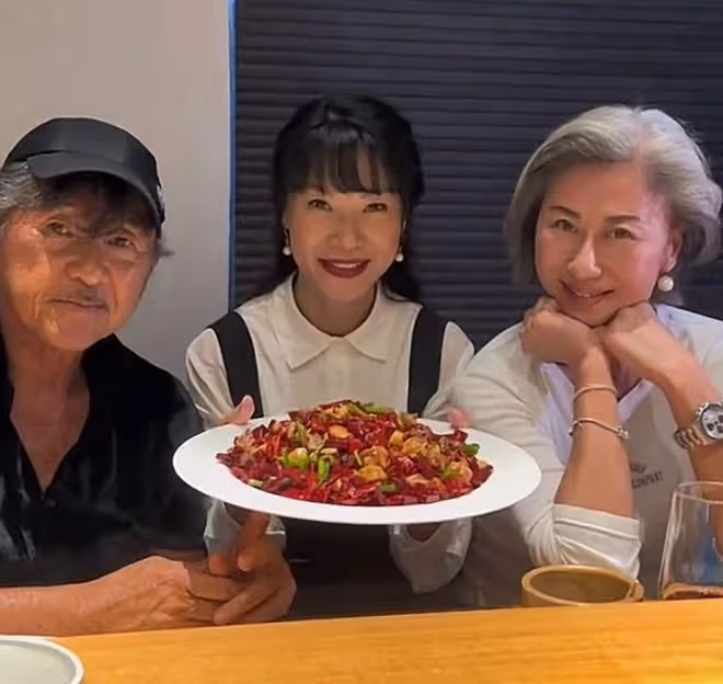 內地千萬網紅宴請林子祥夫婦!燕窩龍蝦隨便吃,葉倩文舉手機狂拍