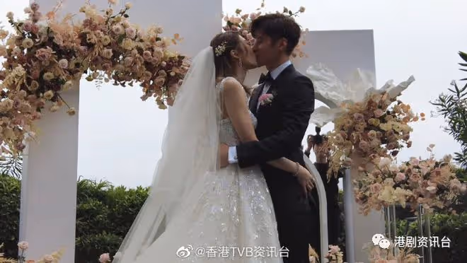 陳家樂連詩雅結婚丨陳家樂大膽笑老婆好蠢 哽咽唱冧歌狂走音 司儀Bob苦勸