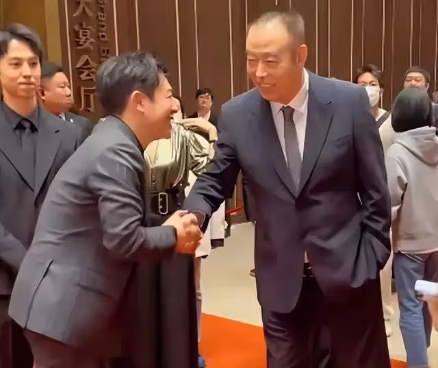 陳凱歌和張頌文握手:這個小細節被罵上熱搜,是網友玻璃心了嗎
