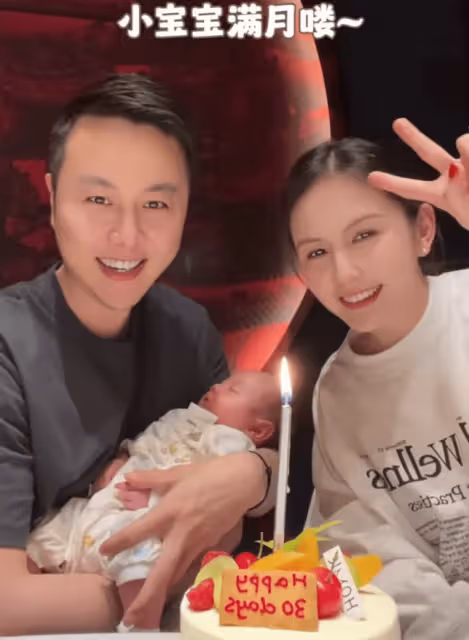 王思聰前任甜仇兒子迎滿月，鄭大錢躺爸爸懷中酣睡，夫妻親吻超甜