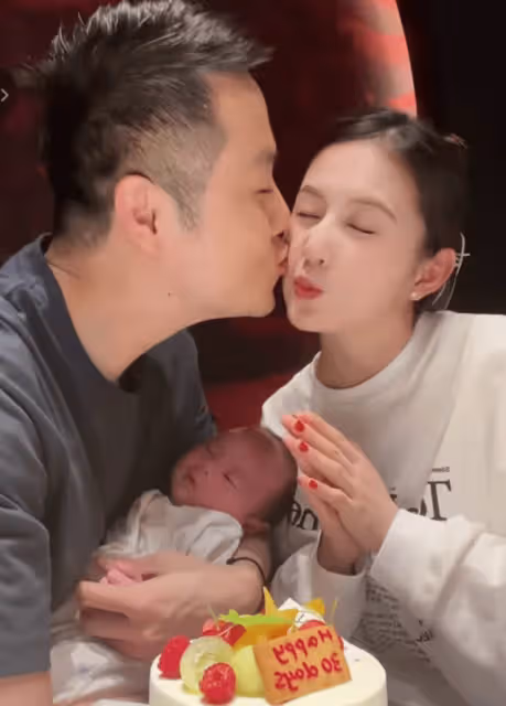 王思聰前任甜仇兒子迎滿月，鄭大錢躺爸爸懷中酣睡，夫妻親吻超甜