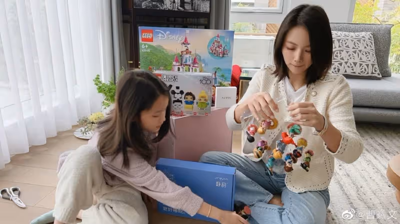 曹曦文曬母女溫馨居家照，10歲欣欣美貌太像媽，失婚9年獨自帶娃