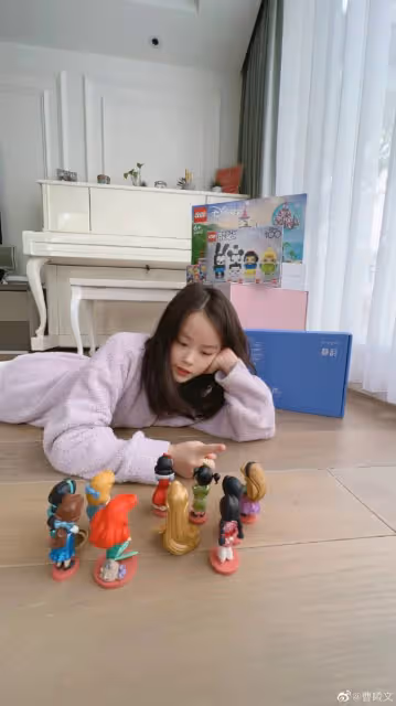 曹曦文曬母女溫馨居家照，10歲欣欣美貌太像媽，失婚9年獨自帶娃