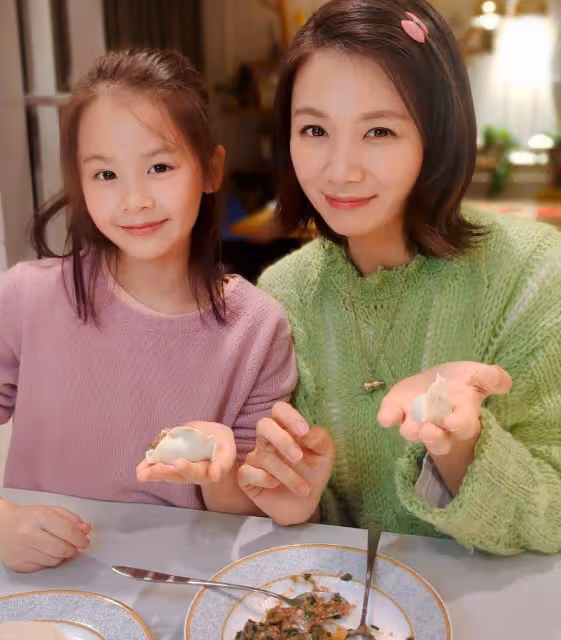 曹曦文曬母女溫馨居家照，10歲欣欣美貌太像媽，失婚9年獨自帶娃