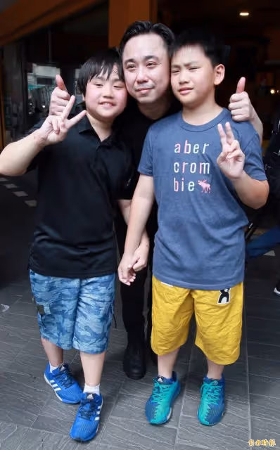 認父子分離!43歲小彬彬鬆口「兒子考不上大學」將離開台灣 拿兒子的錢「300萬全賠光」:很努力了