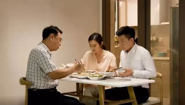 在女兒家睡午覺，睡醒見女婿打23個未接電話，清楚原因我撒腿就跑