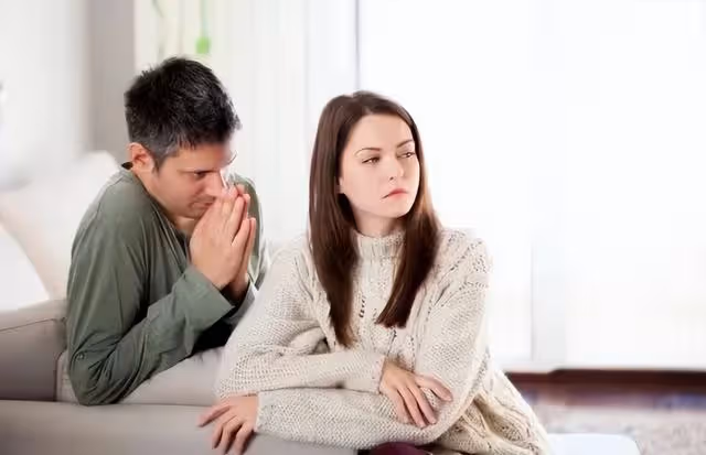 結婚前,7萬存款留娘家,2年後想取出,父親冷笑:你還欠我13萬