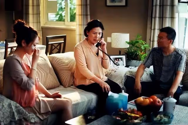 結婚前,7萬存款留娘家,2年後想取出,父親冷笑:你還欠我13萬