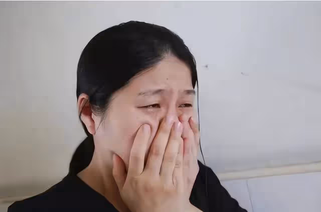 結婚前，7萬存款留娘家，2年後想取出，父親冷笑：你還欠我13萬