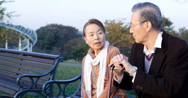 75歲父親執意要娶老伴，女兒的一番話，嚇得對方當場提分手