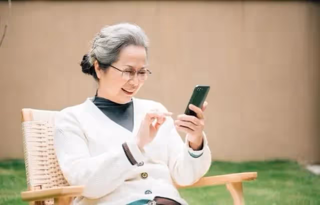 我存款80萬,退休金5千,只因沒管住嘴,晚年過得很淒涼