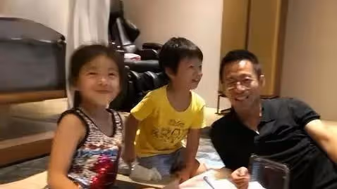 汪小菲返台為9歲女兒慶生！和兒女關係顯生疏，摟著大S媽喊丈母娘