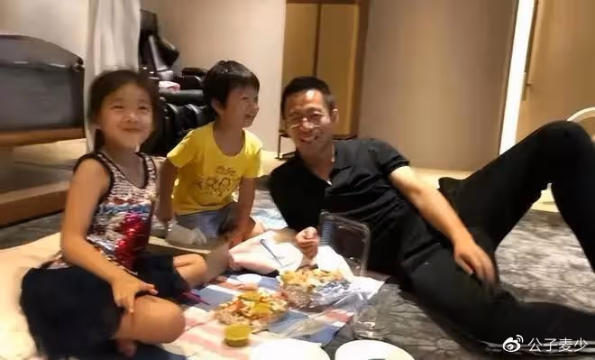 汪小菲返台為9歲女兒慶生!和兒女關係顯生疏,摟著大S媽喊丈母娘