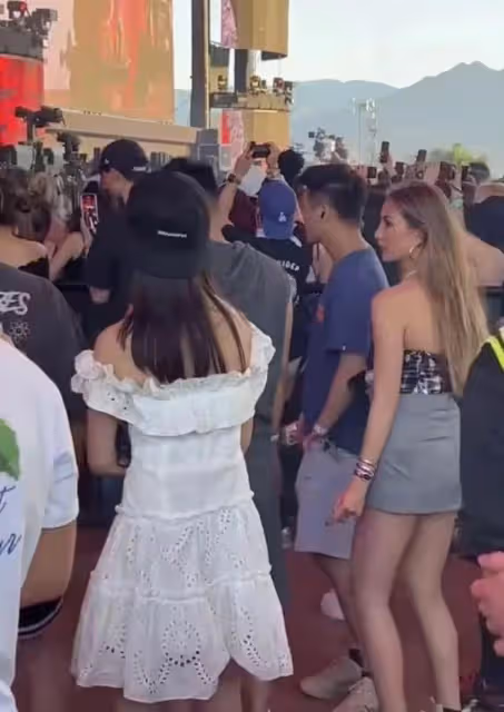 何猷君攜何超欣美國追星，與金髮美女熱聊，奚夢瑤獨自北大上課