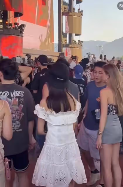 何猷君攜何超欣美國追星，與金髮美女熱聊，奚夢瑤獨自北大上課