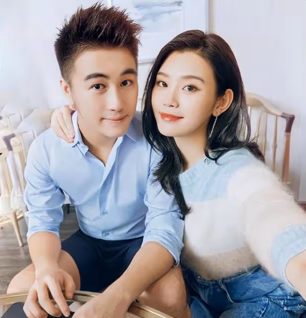 何猷君攜何超欣美國追星，與金髮美女熱聊，奚夢瑤獨自北大上課