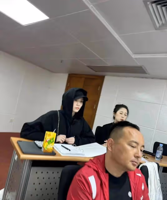 何猷君攜何超欣美國追星，與金髮美女熱聊，奚夢瑤獨自北大上課