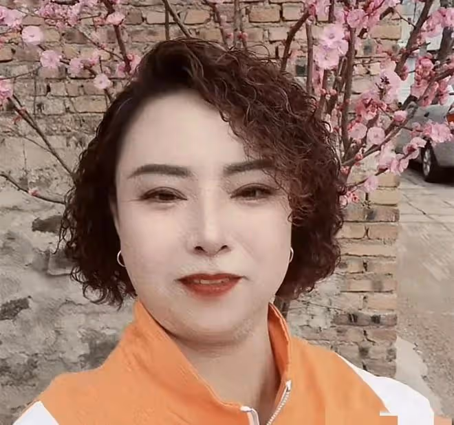 62歲央視主持張宏民,被粉絲用3607條視頻逼婚,對方疑似精神障礙