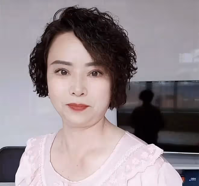 62歲央視主持張宏民,被粉絲用3607條視頻逼婚,對方疑似精神障礙