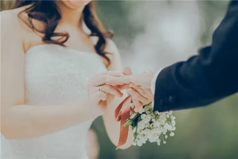 我45歲「二婚」娶了23歲農村老婆,她在我家當傭人,沒想到我出交通事故住院後,她竟這樣「折磨」我….