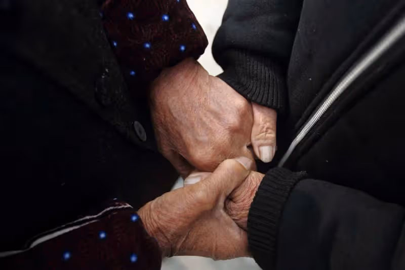 我45歲「二婚」娶了23歲農村老婆,她在我家當傭人,沒想到我出交通事故住院後,她竟這樣「折磨」我….