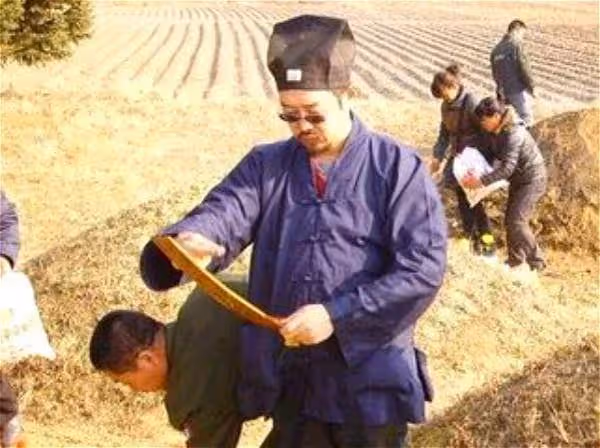 三個兒媳接連暴亡,風水先生挖開祖墳,竟看到裡頭婆婆癱坐在地!