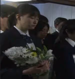 我受邀參加高中女同學的婚禮,我們為了報復全部穿喪服出席,新郎知道後毀了全部