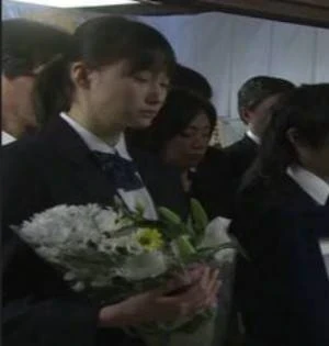 我受邀參加高中女同學的婚禮,我們為了報復全部穿喪服出席,新郎知道後毀了全部